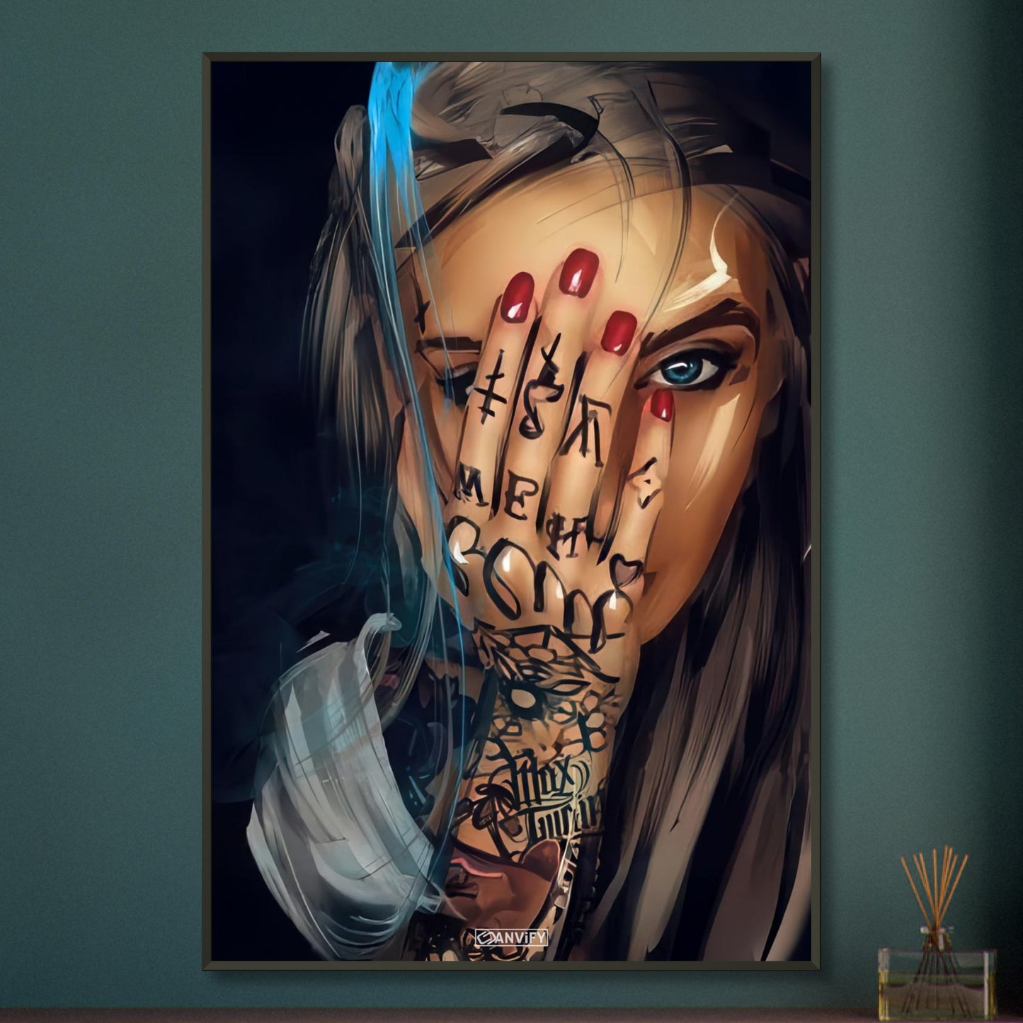 Schöne tätowierte Frau mit roten Fingernägeln und blauen Augen auf einem Poster im Metallrahmen
