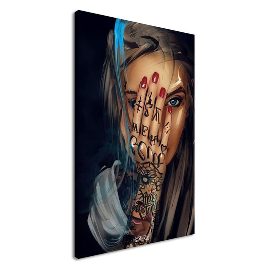 Schöne tätowierte Frau mit roten Fingernägeln und blauen Augen auf einer Leinwand