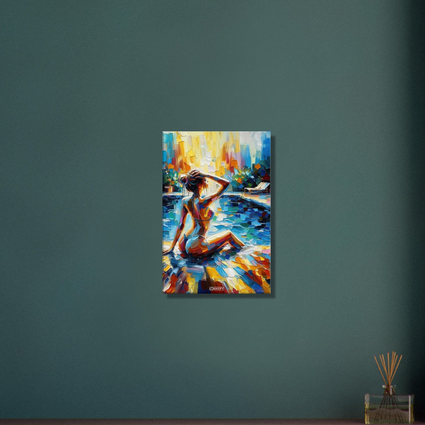 Schöne Frau im Bikini am Poolrand bei Sonnenuntergang in Acrylfarben auf einer Leinwand