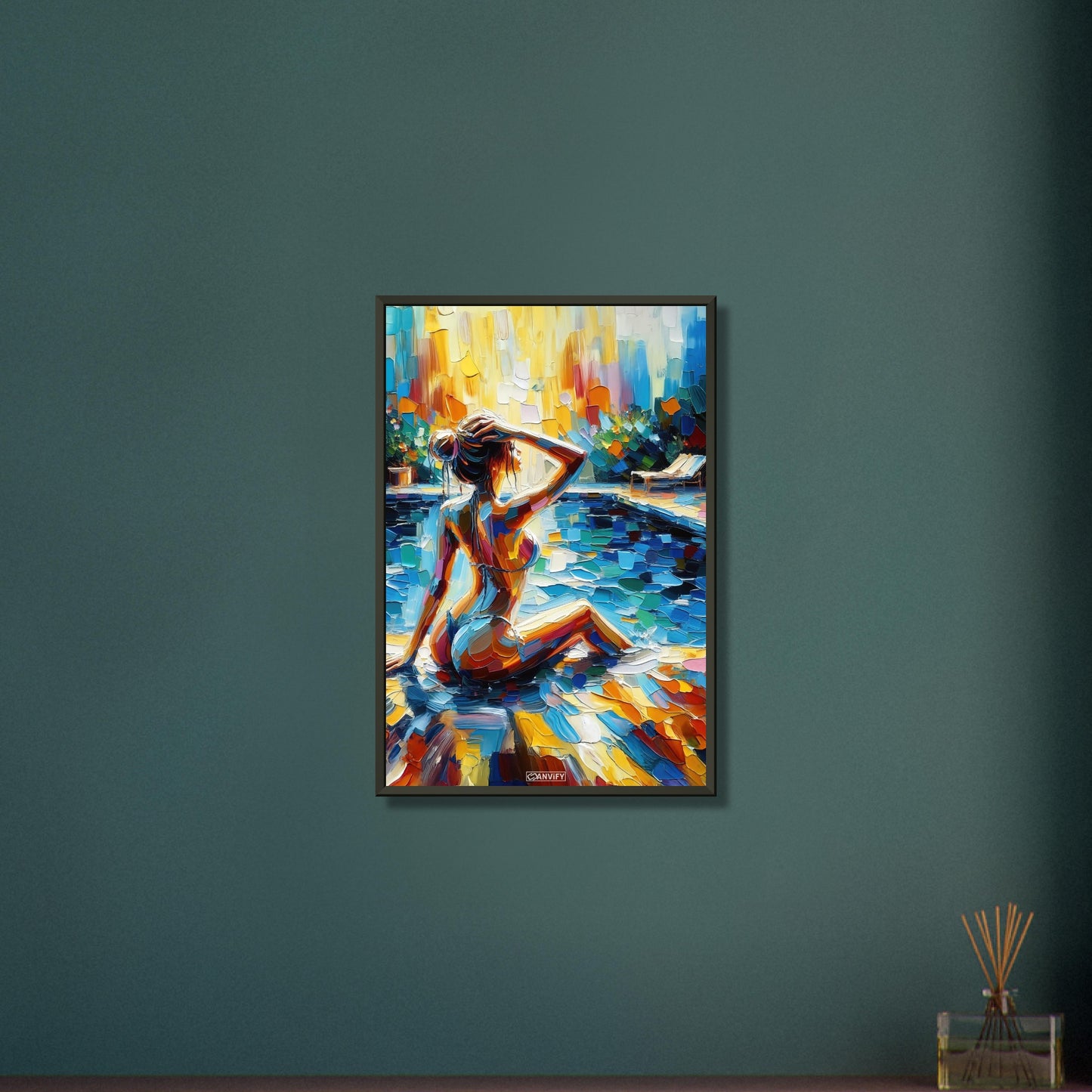 Schöne Frau im Bikini am Poolrand bei Sonnenuntergang in Acrylfarben auf einem Poster im Metallrahmen