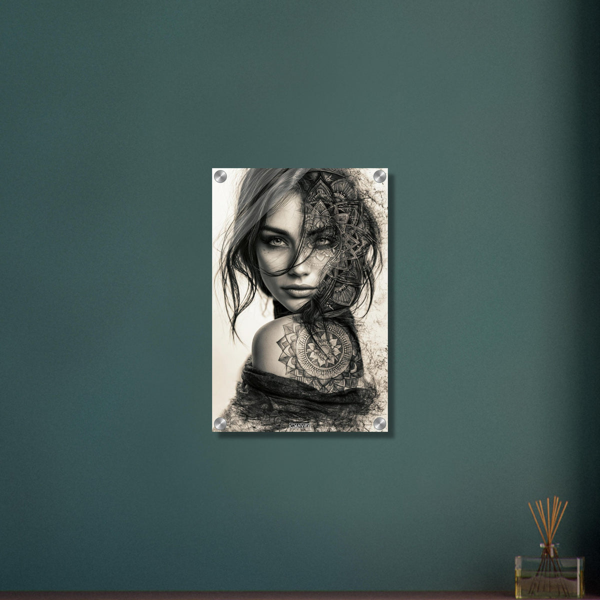 Schöne Frau im Mandala Art-Stil und in Schwarz und Weiß mit einer Blume auf dem Schulterblatt auf einem Acrylbild