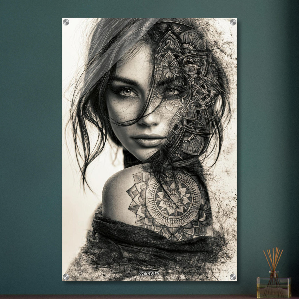Schöne Frau im Mandala Art-Stil und in Schwarz und Weiß mit einer Blume auf dem Schulterblatt auf einem Acrylbild