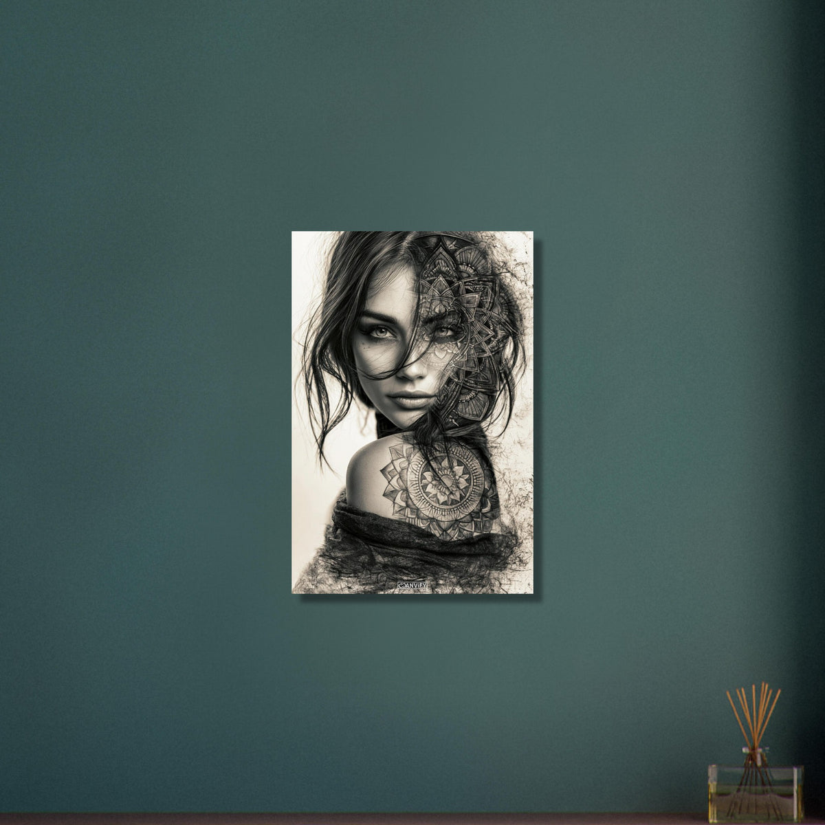 Schöne Frau im Mandala Art-Stil und in Schwarz und Weiß mit einer Blume auf dem Schulterblatt auf Aluminium