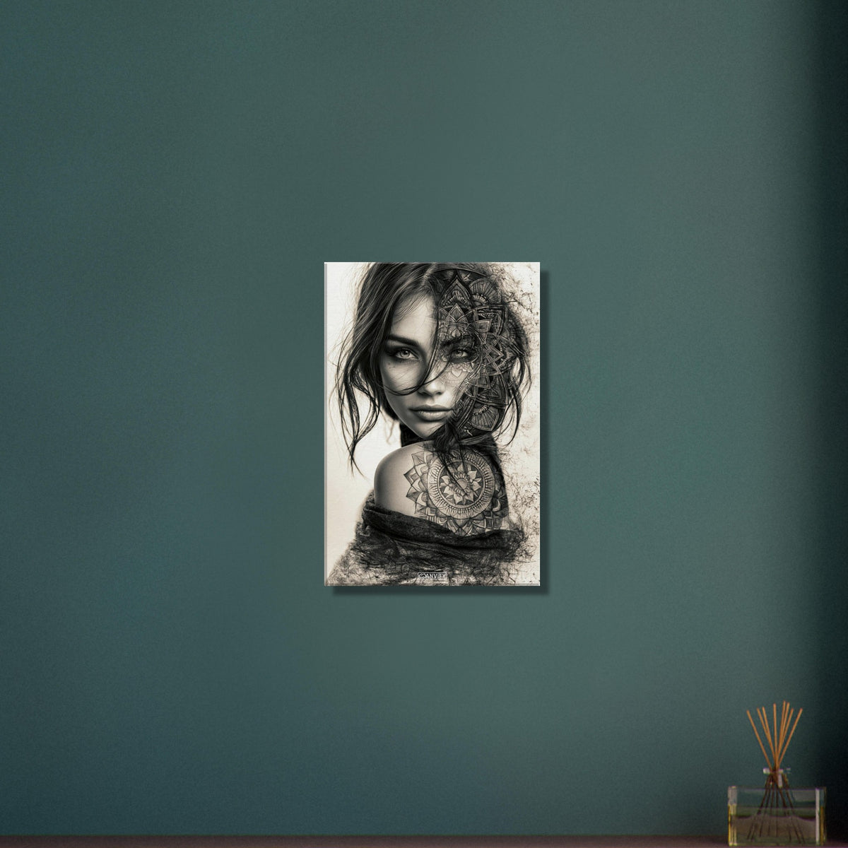 Schöne Frau im Mandala Art-Stil und in Schwarz und Weiß mit einer Blume auf dem Schulterblatt auf einer Leinwand