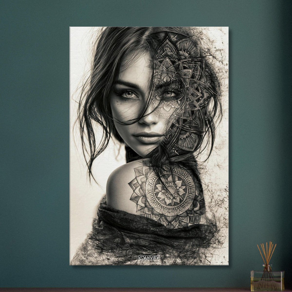 Schöne Frau im Mandala Art-Stil und in Schwarz und Weiß mit einer Blume auf dem Schulterblatt auf einer Leinwand