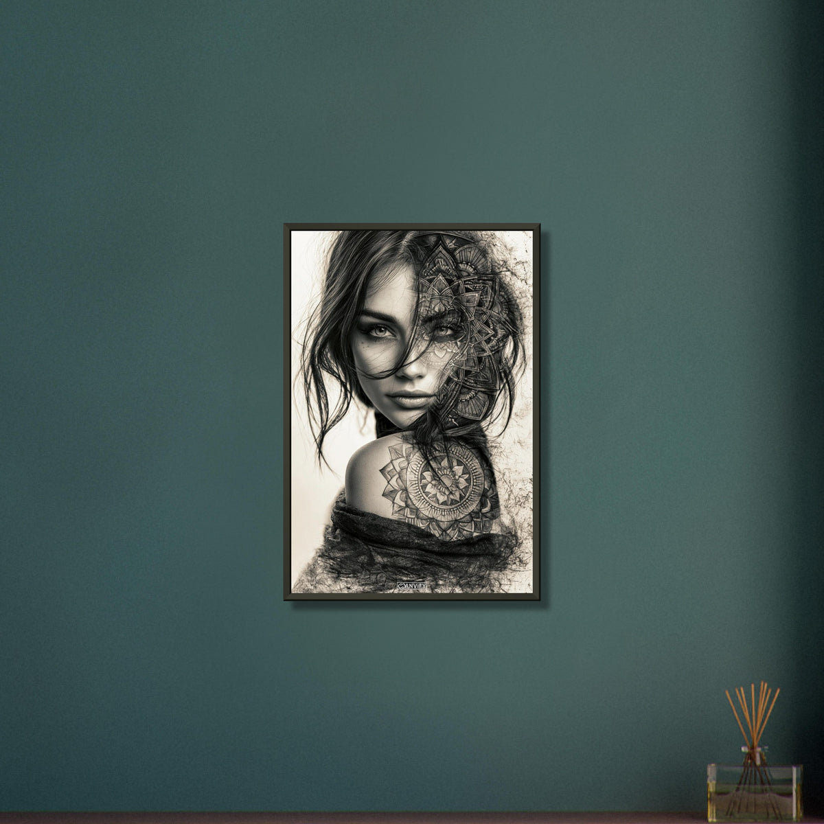 Schöne Frau im Mandala Art-Stil und in Schwarz und Weiß mit einer Blume auf dem Schulterblatt auf einem Poster im Metallrahmen
