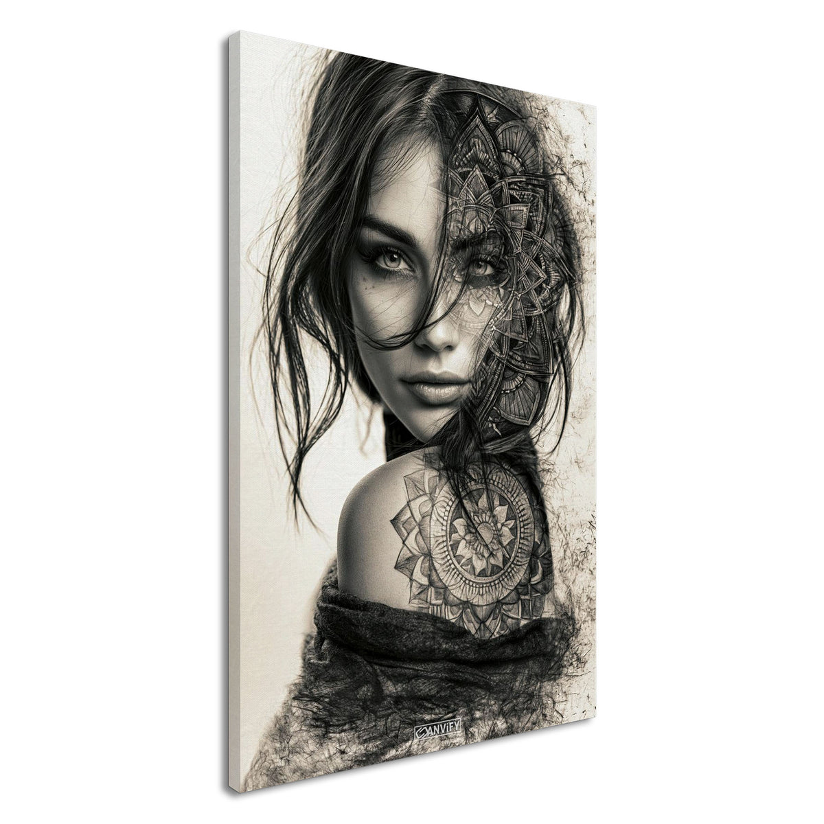 Schöne Frau im Mandala Art-Stil und in Schwarz und Weiß mit einer Blume auf dem Schulterblatt auf einer Leinwand