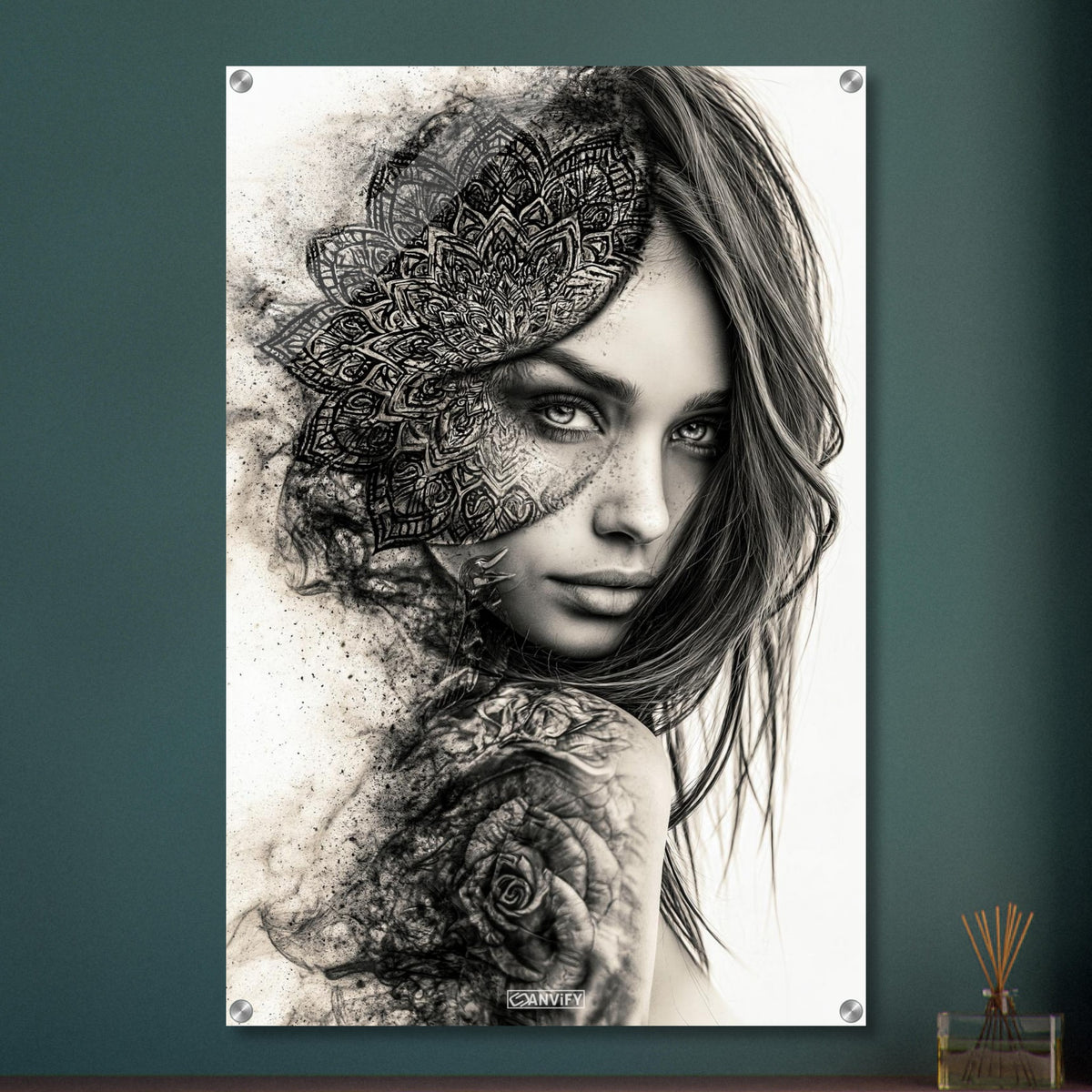 Wunderschöne Frau im Mandala Stil und mit einer Rose auf dem Schulterblatt in Schwarz und Weiß auf einem Acrylbild