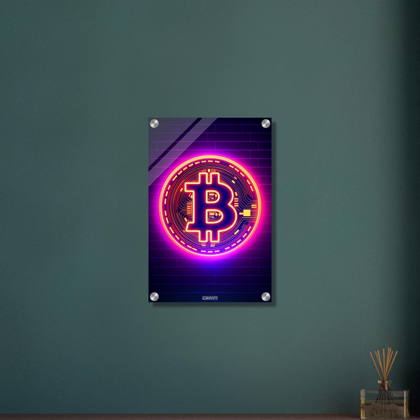 Leuchtender Bitcoin im einfachen Retrodesign auf einem Acrylbild