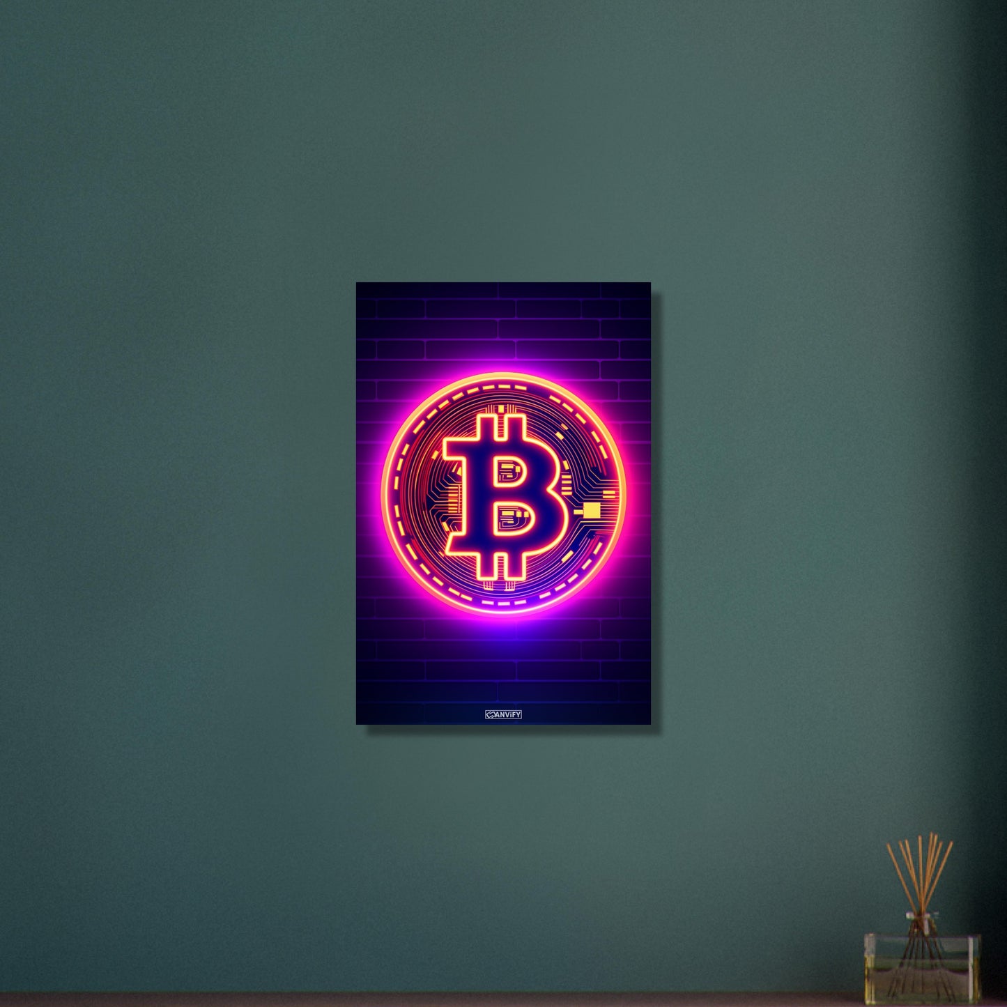 Leuchtender Bitcoin im einfachen Retrodesign auf Aluminium
