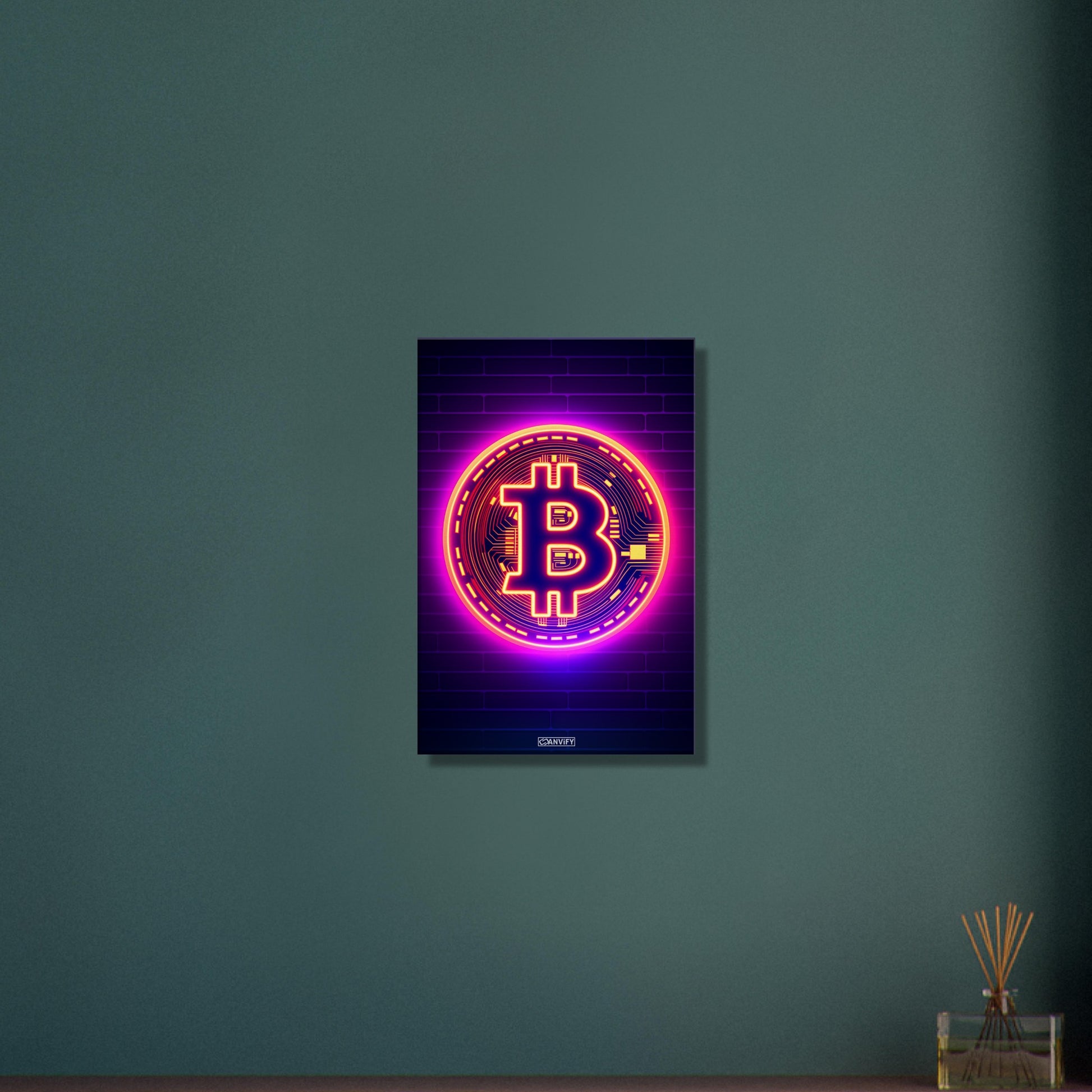 Leuchtender Bitcoin im einfachen Retrodesign auf einer Leinwand