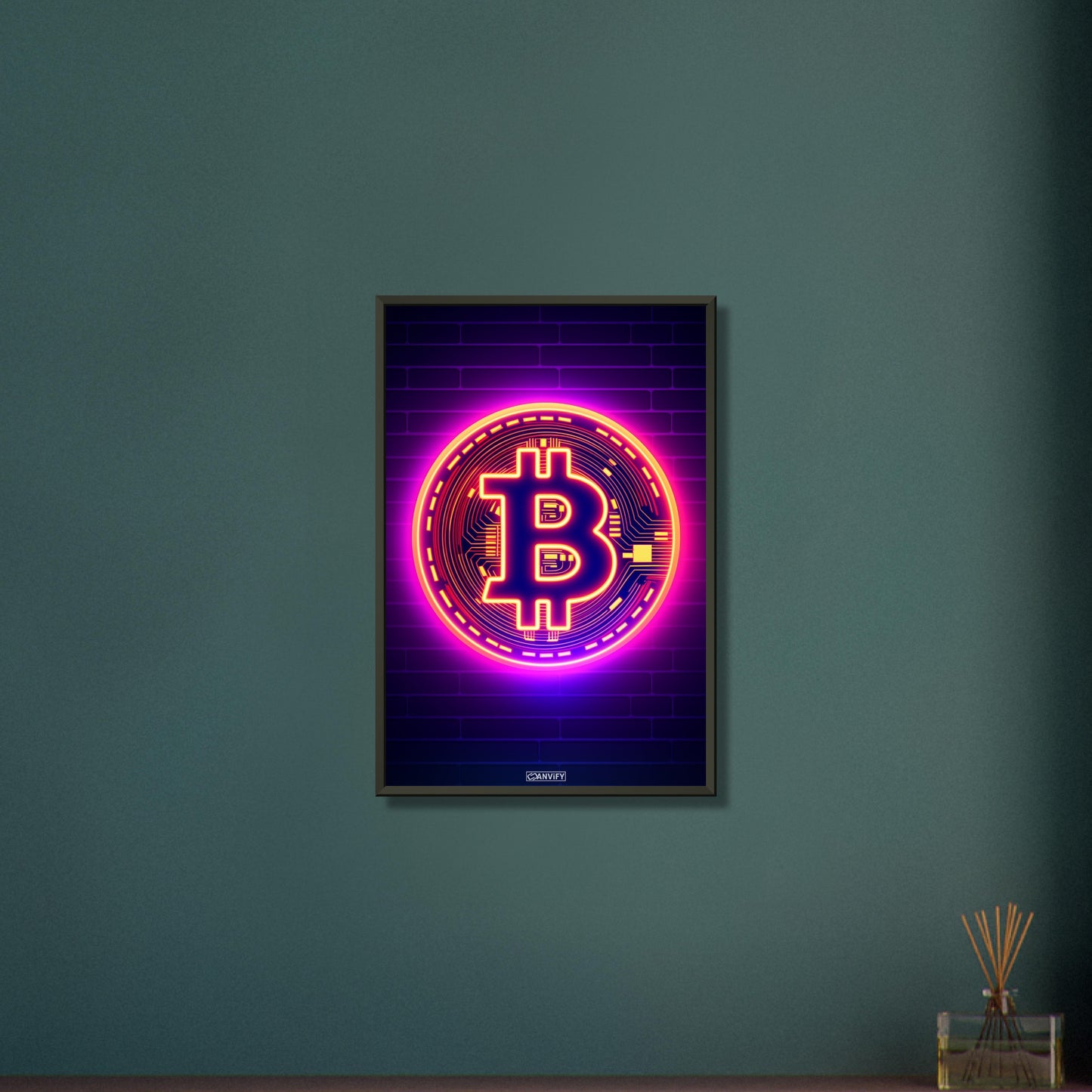 Leuchtender Bitcoin im einfachen Retrodesign auf einem Poster im Metallrahmen