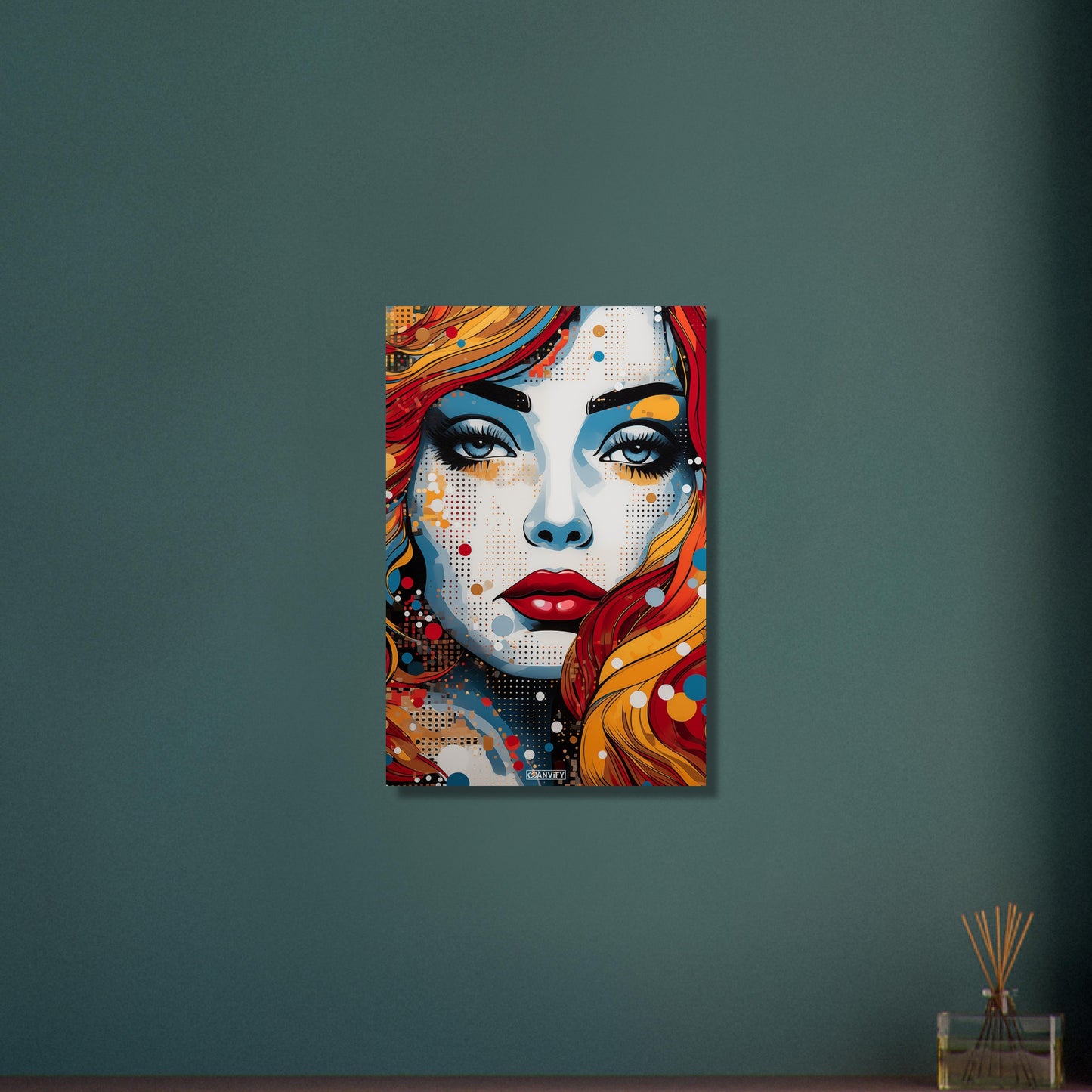 Blaue Augen und rote Lippen einer Frau im Pop Art Stil auf Aluminium