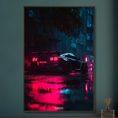 Nissan GT-R oder auch Godzilla genannt in Schwarz bei Nacht und Regen auf einem Poster im Metallrahmen