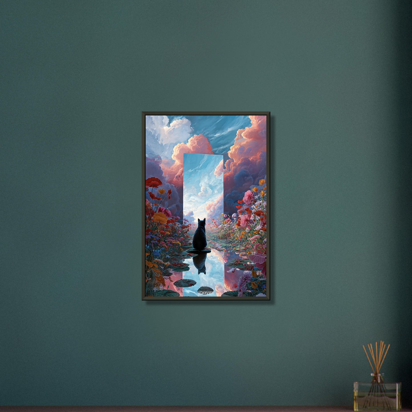 Schwarze Katze im Blumenfeld auf einem Poster im Metallrahmen
