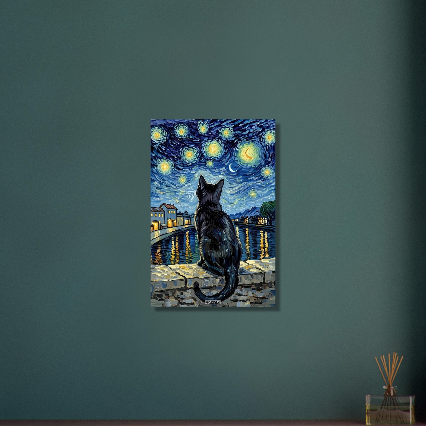 Schwarze Katze bei hellem Sternenhimmel im Stil von Vincent van Gogh auf Aluminium