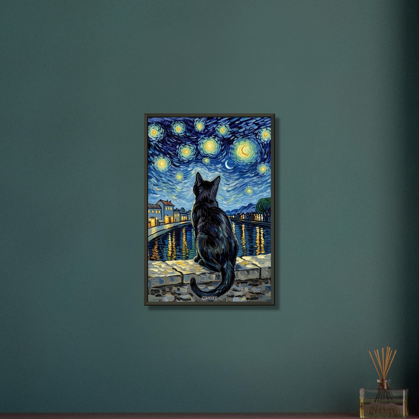 Schwarze Katze bei hellem Sternenhimmel im Stil von Vincent van Gogh auf einem Poster im Metallrahmen