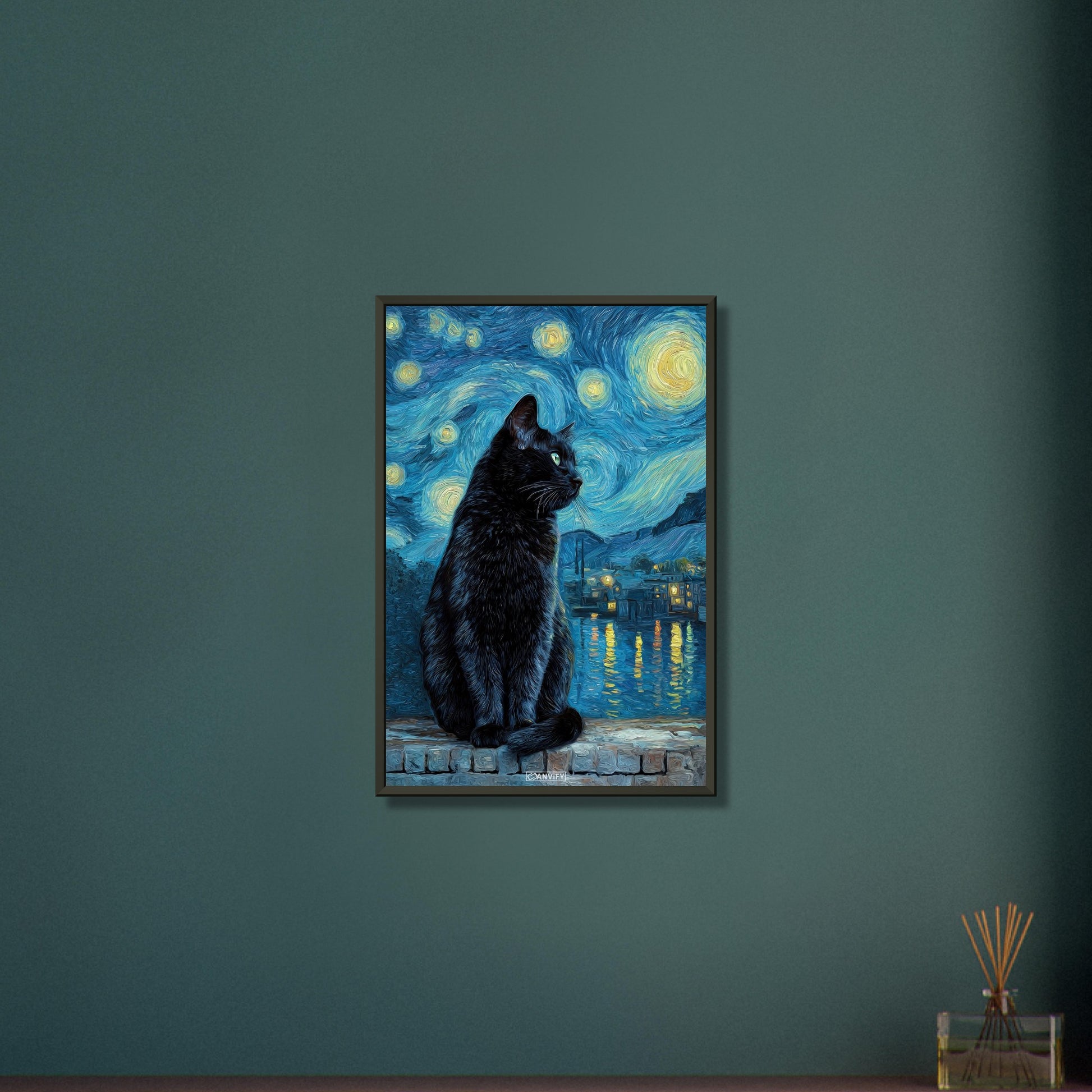 Schwarze Katze unter hellem Sternenhimmel im Stil von Vincent van Gogh auf einem Poster im Metallrahmen