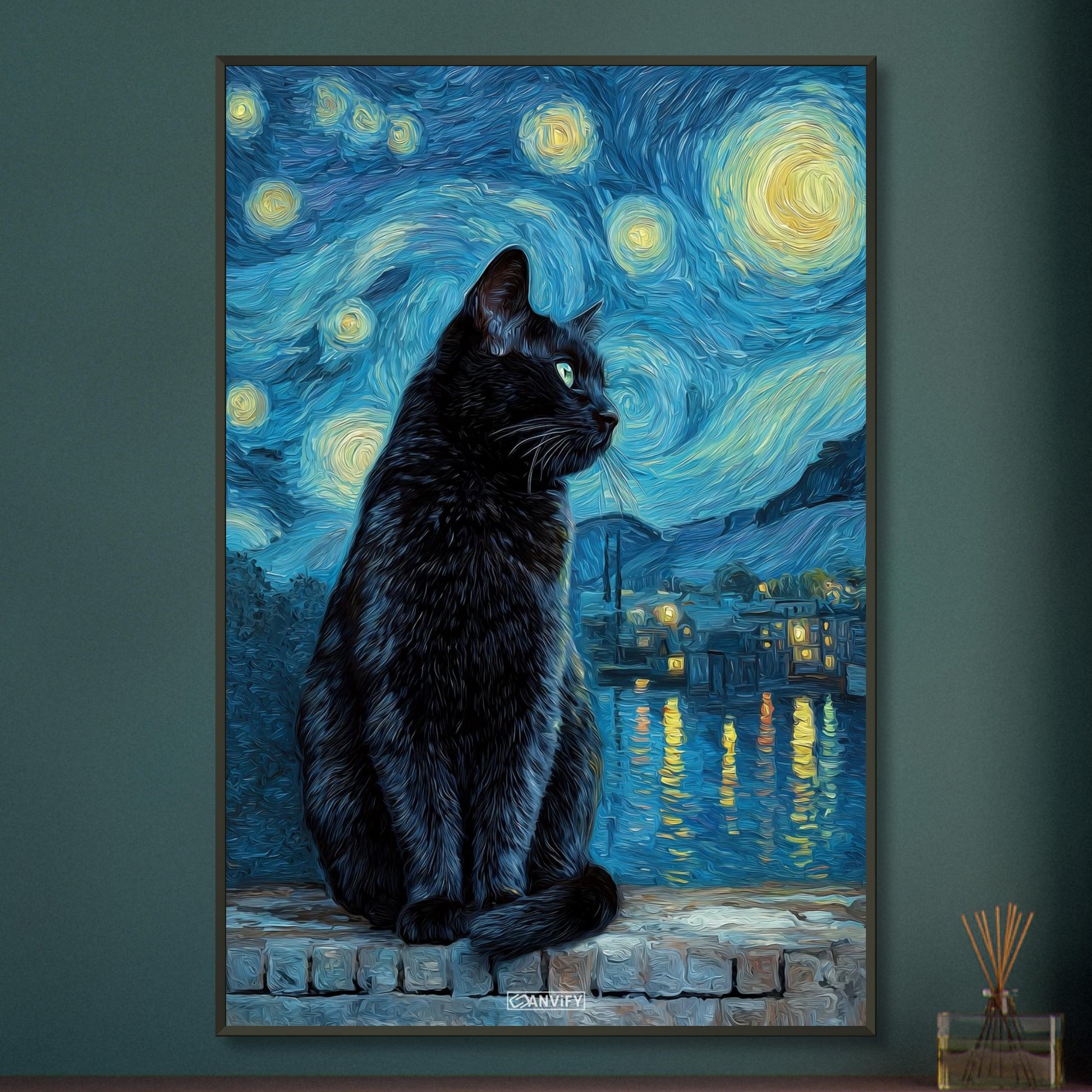Schwarze Katze unter hellem Sternenhimmel im Stil von Vincent van Gogh auf einem Poster im Metallrahmen