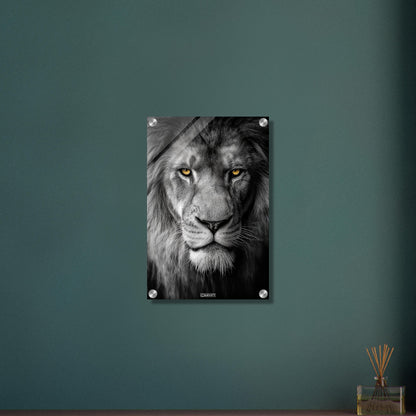 Löwe in Schwarz und Weiß mit gelben Augen auf einem Acrylbild