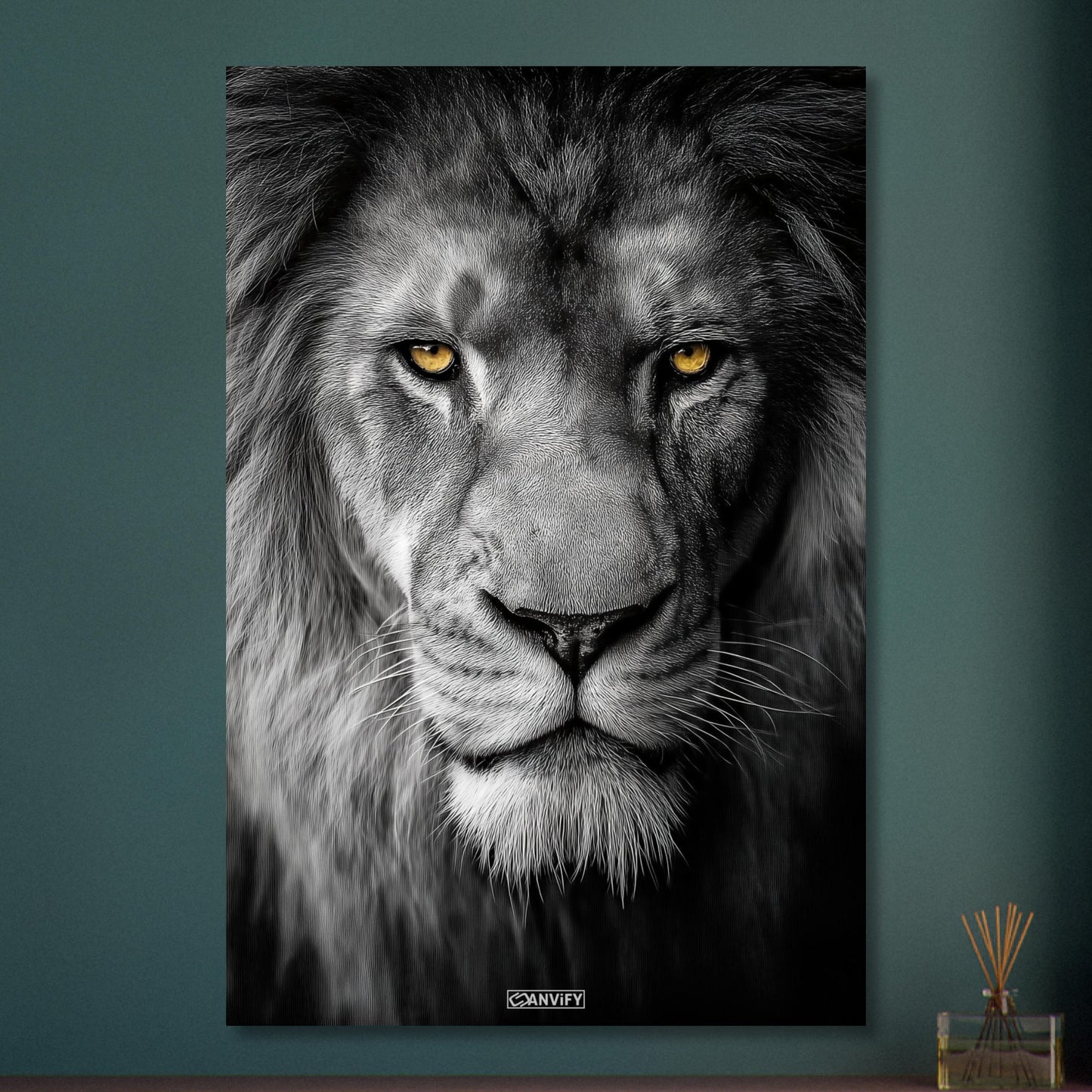 Löwe in Schwarz und Weiß mit gelben Augen auf Aluminium