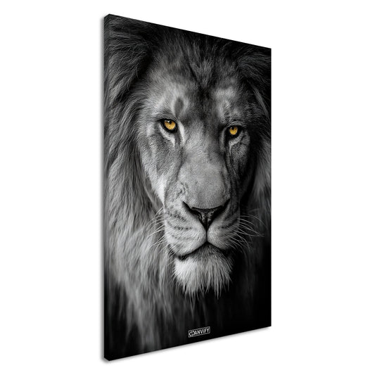 Löwe in Schwarz und Weiß mit gelben Augen auf einer Leinwand