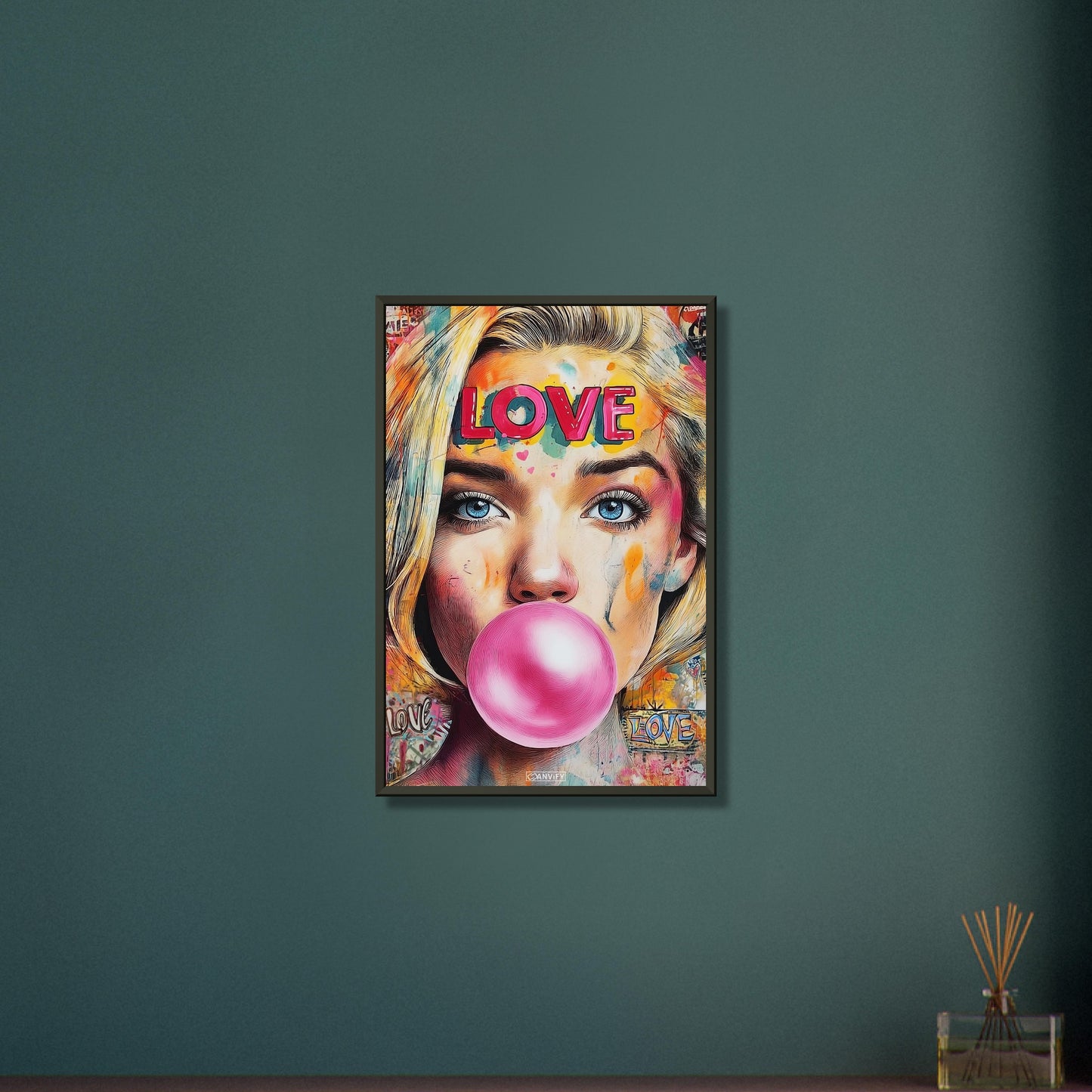 Cameron Diaz aus Verrückt nach Mary mit einem Kaugummi im Mund im Pop Art Stil auf einem Poster im Metallrahmen