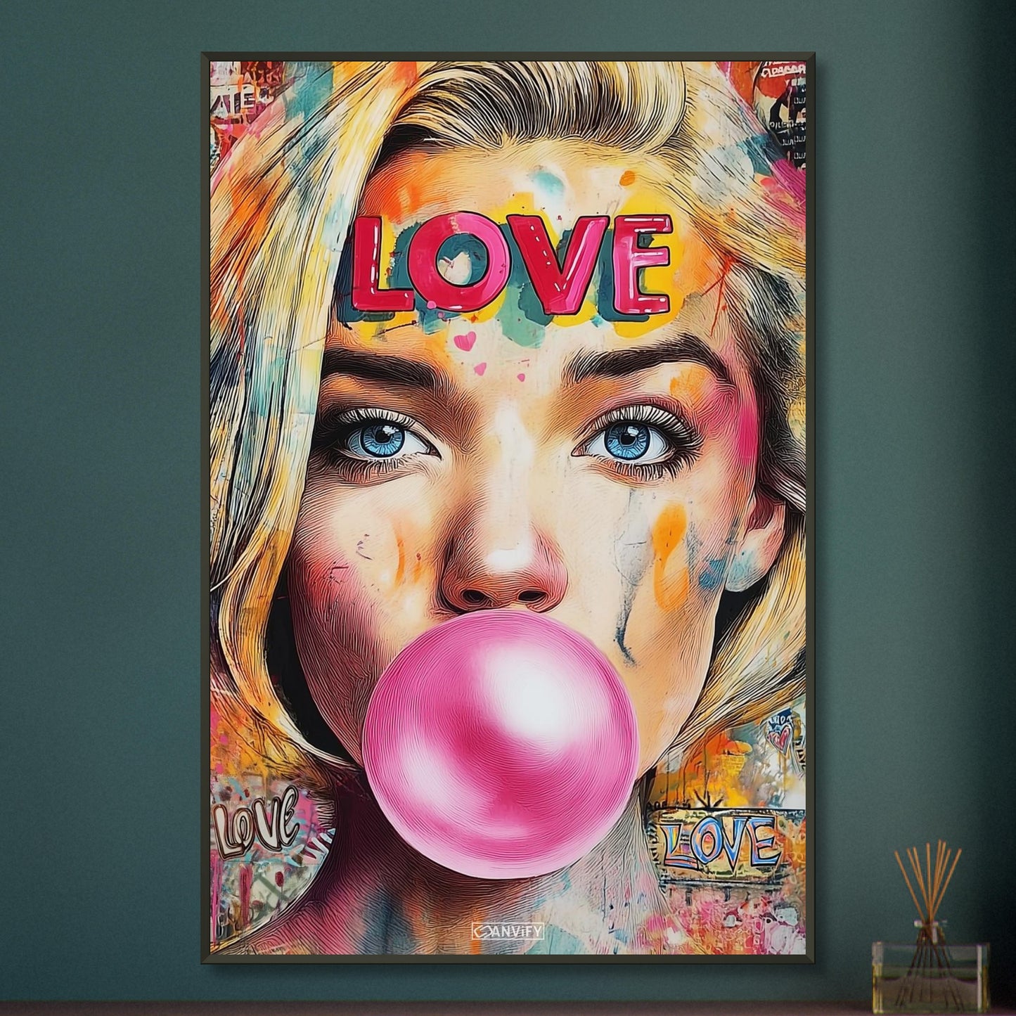 Cameron Diaz aus Verrückt nach Mary mit einem Kaugummi im Mund im Pop Art Stil auf einem Poster im Metallrahmen