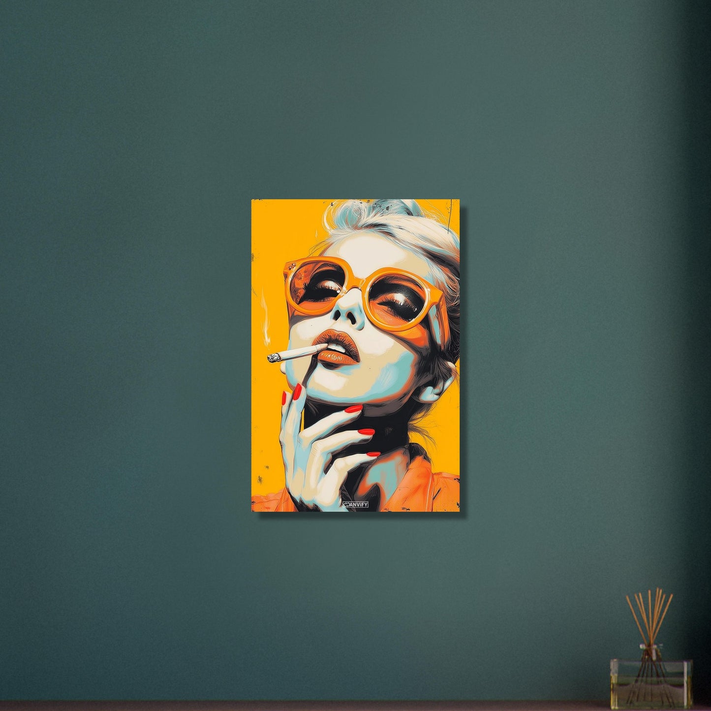 Marilyn Monroe mit einer Zigarette und Sonnenbrille im Pop Art Stil auf Aluminium