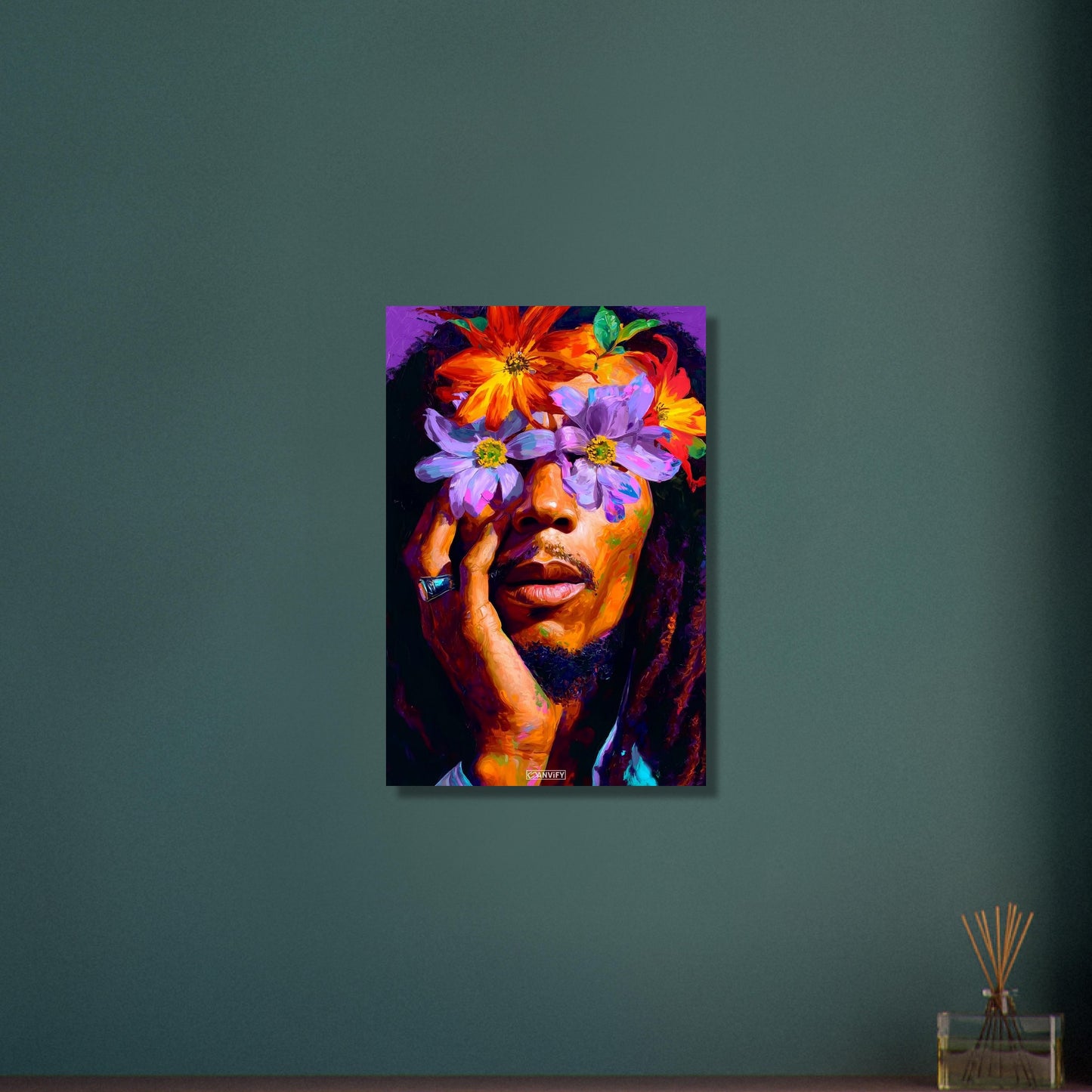 Bob Marley im Stil von Nashid Chroma und inspiriert vom Album Cover Legend mit Blumen um die Augen auf Aluminium