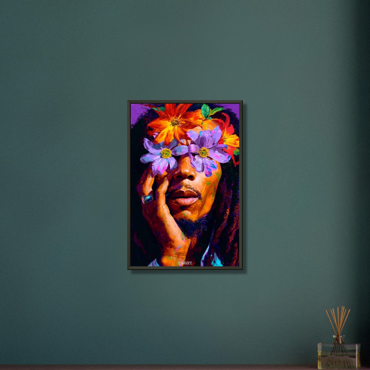 Bob Marley im Stil von Nashid Chroma und inspiriert vom Album Cover Legend mit Blumen um die Augen auf einem Poster im Metallrahmen