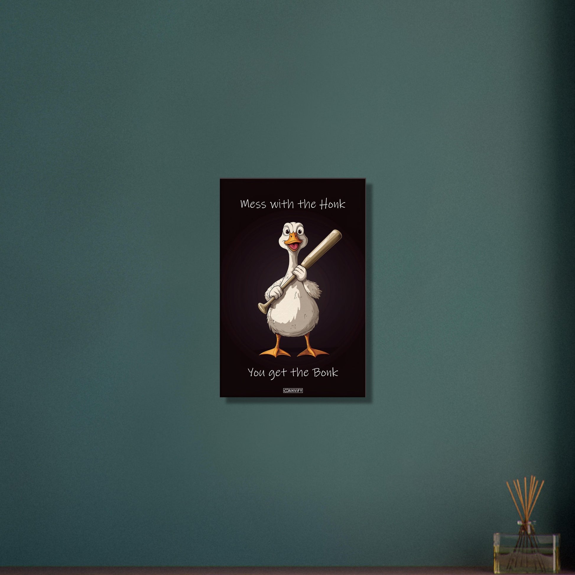 Gans aus dem Videospiel Untitled Goose Game mit einem Baseballschläger auf einer Leinwand