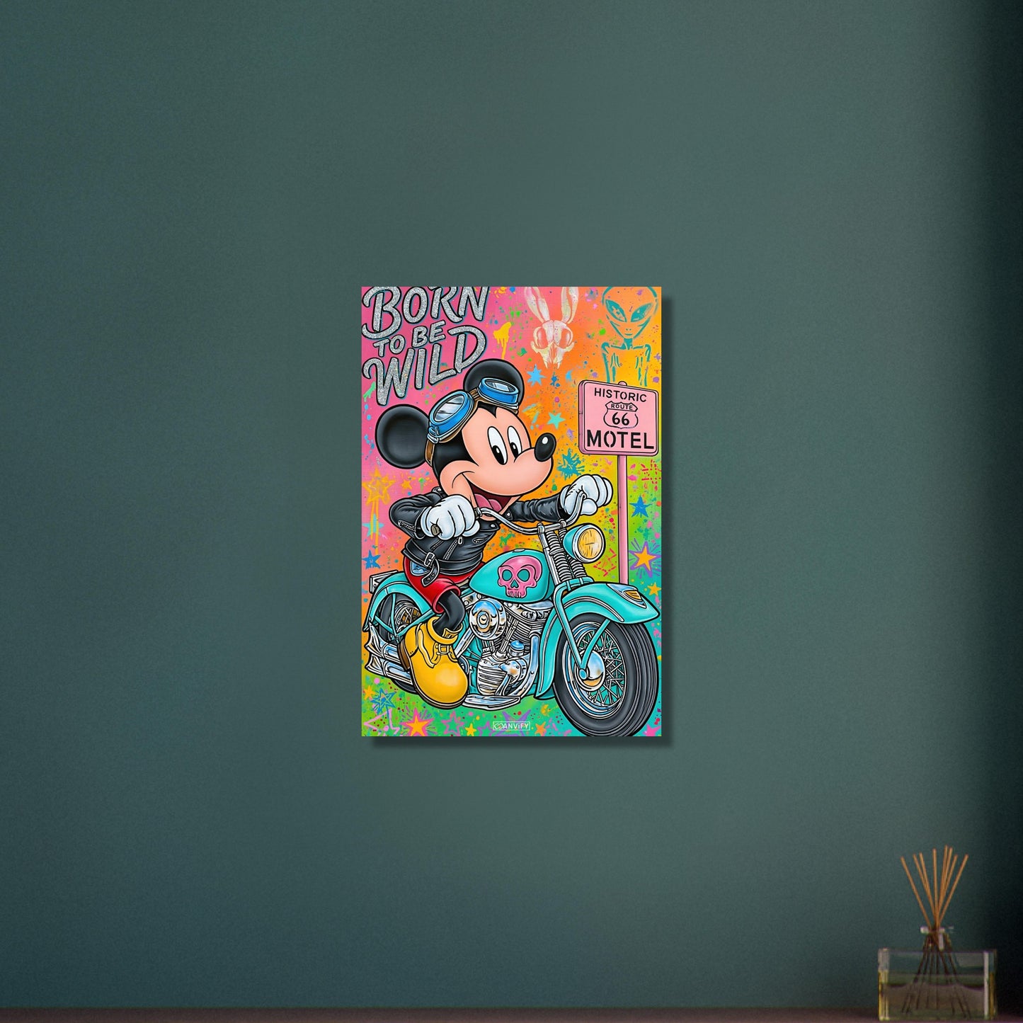 Steamboat Willie alias Micky Maus im Rocker Outfit auf einer Chopper und einem Route 66 Schild im Pop Art Stil auf Aluminium