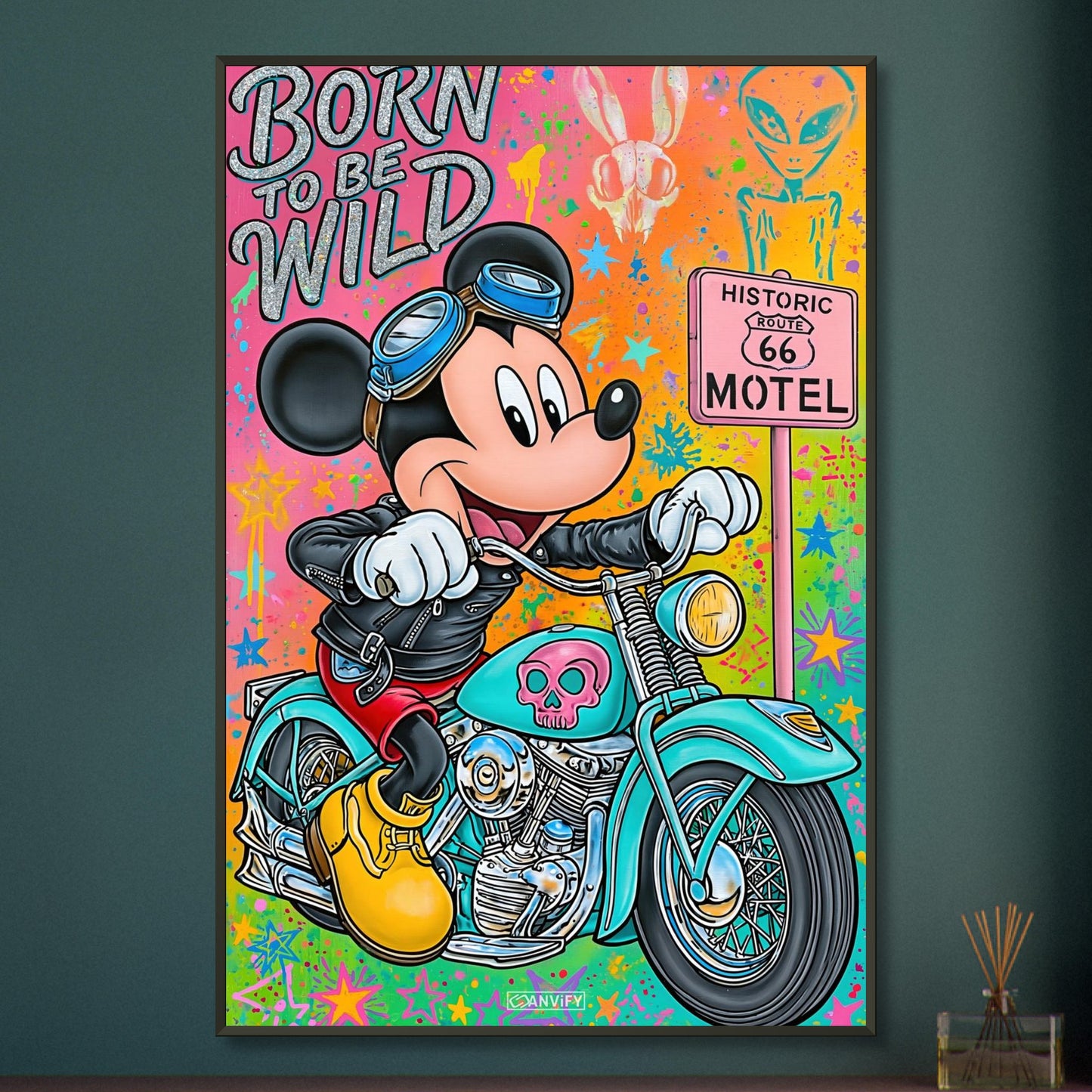 Steamboat Willie alias Micky Maus im Rocker Outfit auf einer Chopper und einem Route 66 Schild im Pop Art Stil auf einem Poster im Metallrahmen