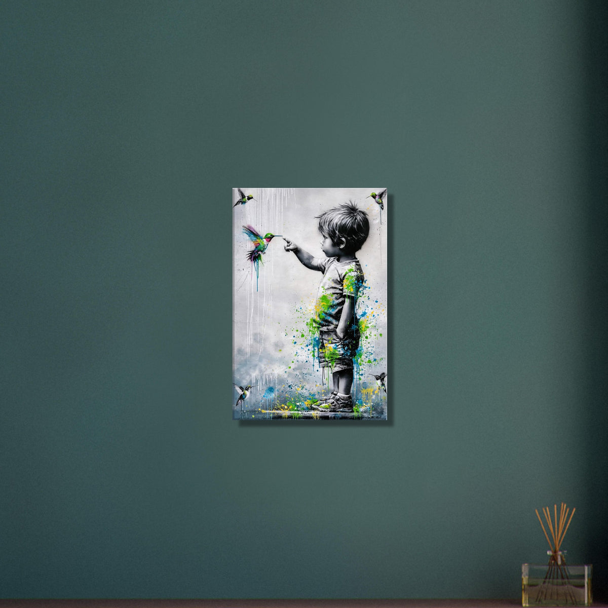 Junge im Banksy Stil berührt einen Kolibri auf einer Leinwand