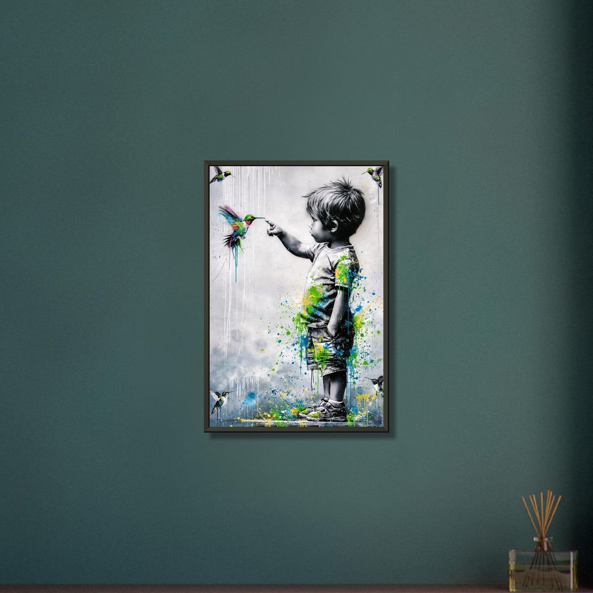 Junge im Banksy Stil berührt einen Kolibri auf einem Poster im Metallrahmen
