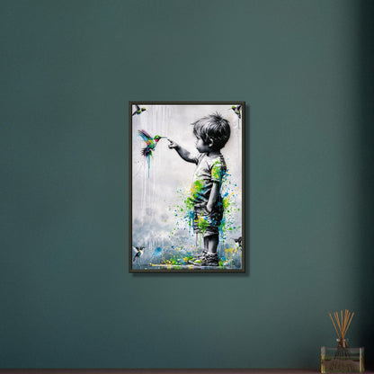 Junge im Banksy Stil berührt einen Kolibri auf einem Poster im Metallrahmen