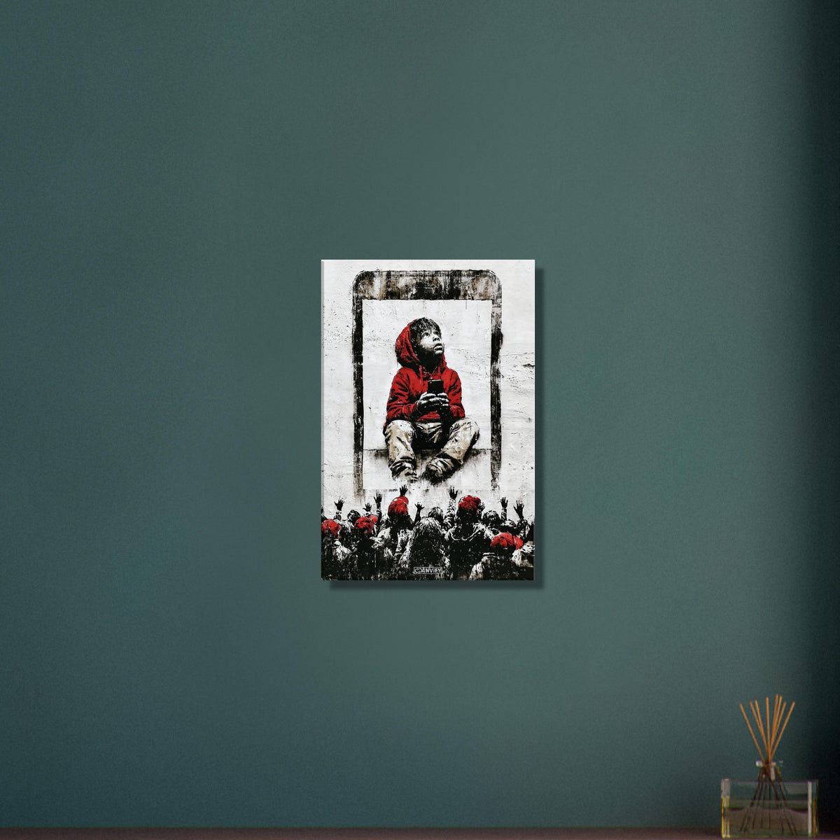 Junge mit roter Jacke und Kapuze gefangen im Smartphone mit eigenem Smartphone in der Hand im Banksy Stil auf einer Leinwand