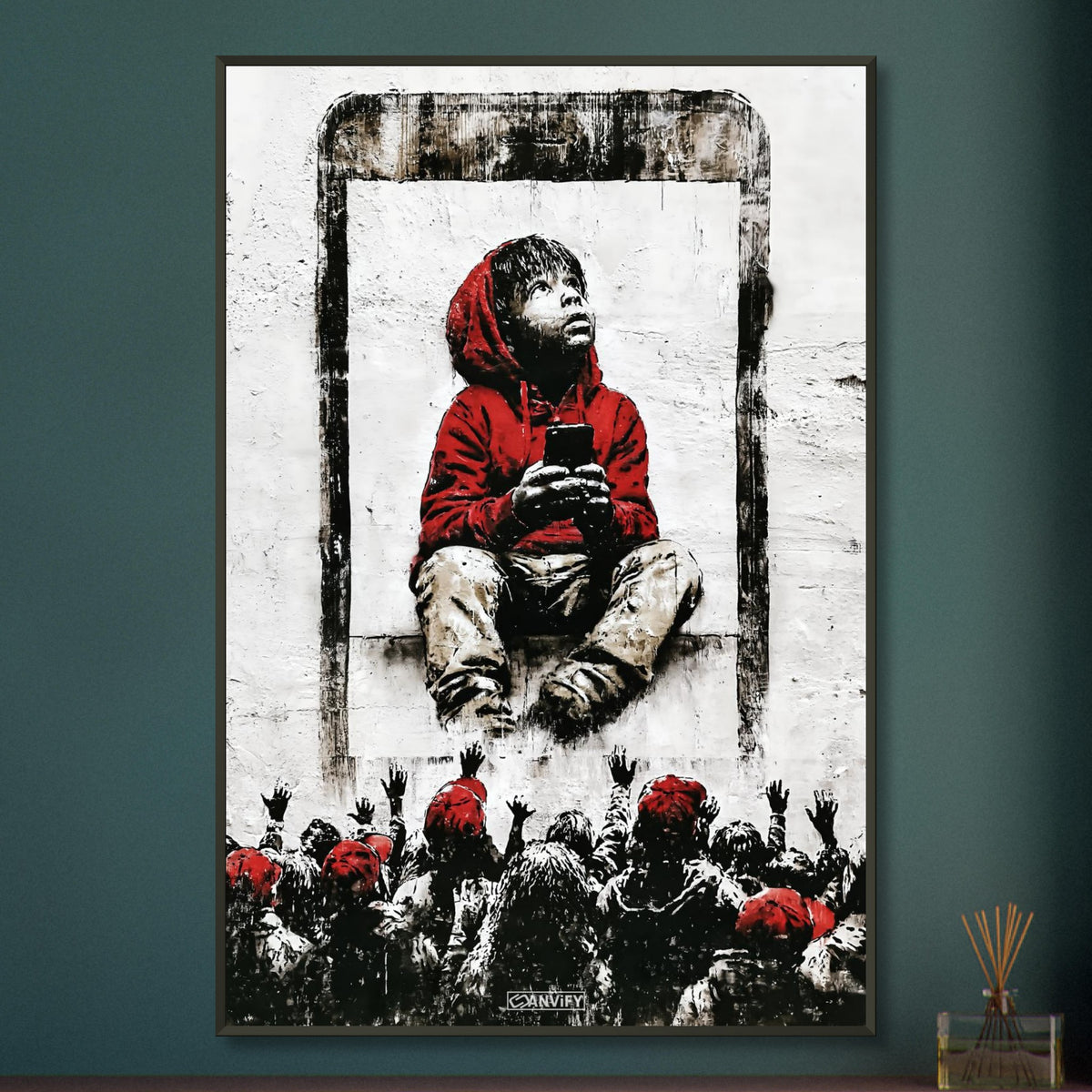 Junge mit roter Jacke und Kapuze gefangen im Smartphone mit eigenem Smartphone in der Hand im Banksy Stil auf einem Poster im Metallrahmen