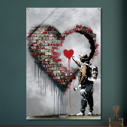 Künstler malt ein kleines rotes Herz in einem großen Herz aus Ziegelsteinen im Banksy Stil auf einem Acrylbild