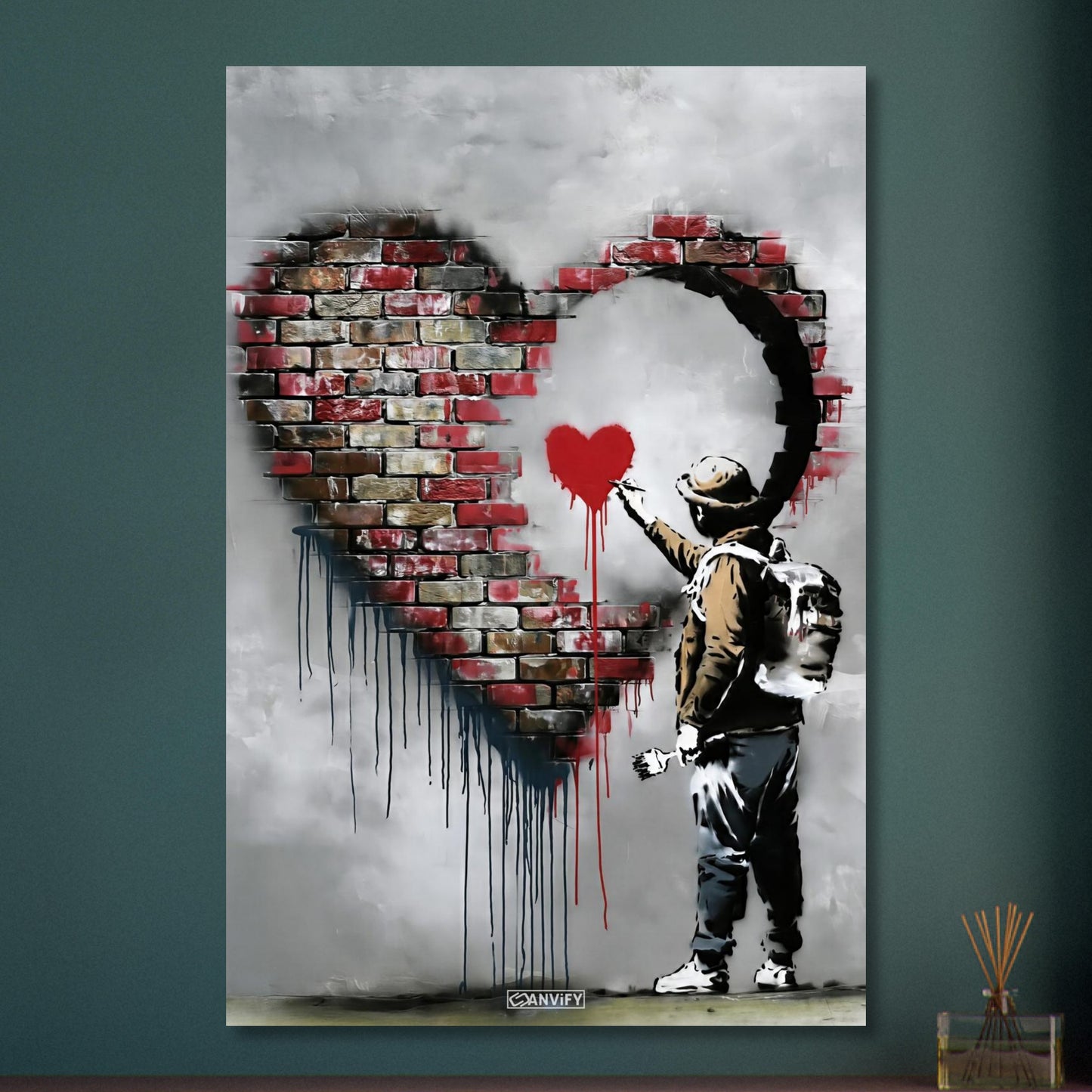Künstler malt ein kleines rotes Herz in einem großen Herz aus Ziegelsteinen im Banksy Stil auf Aluminium