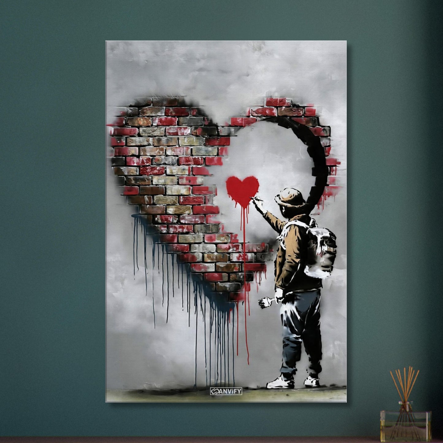 Künstler malt ein kleines rotes Herz in einem großen Herz aus Ziegelsteinen im Banksy Stil auf einer Leinwand