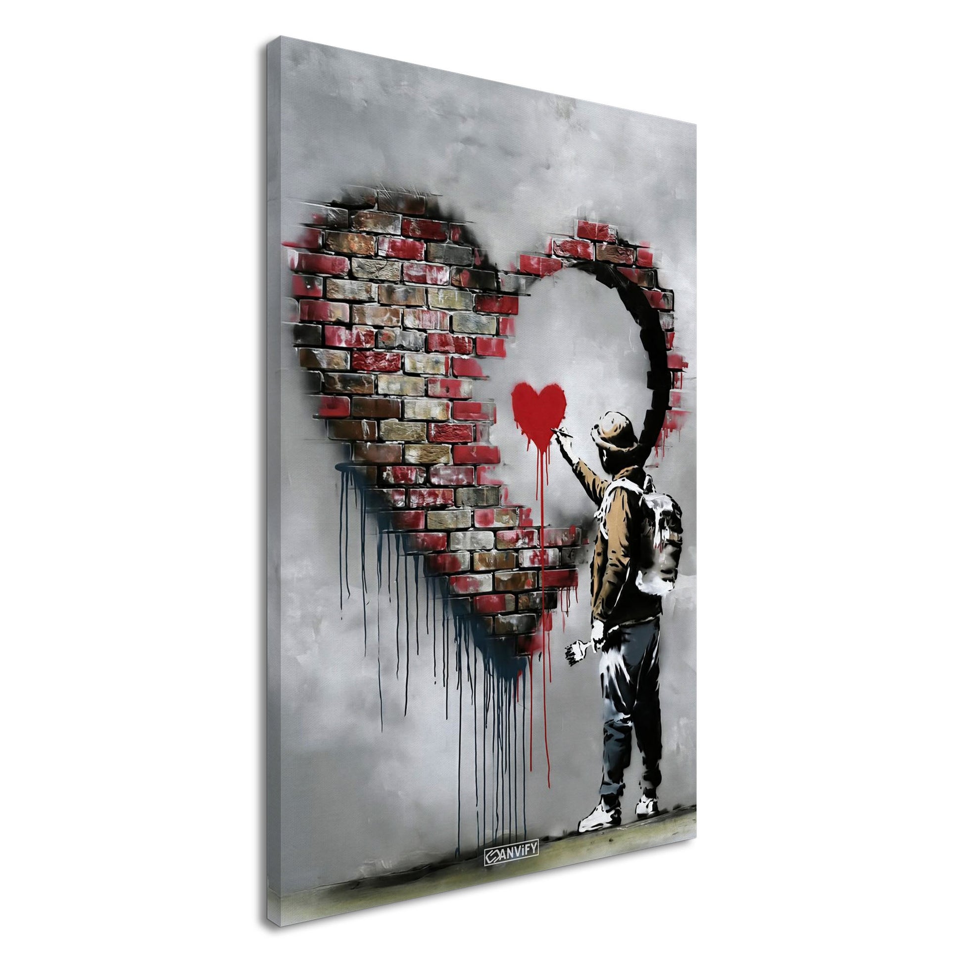 Künstler malt ein kleines rotes Herz in einem großen Herz aus Ziegelsteinen im Banksy Stil auf einer Leinwand