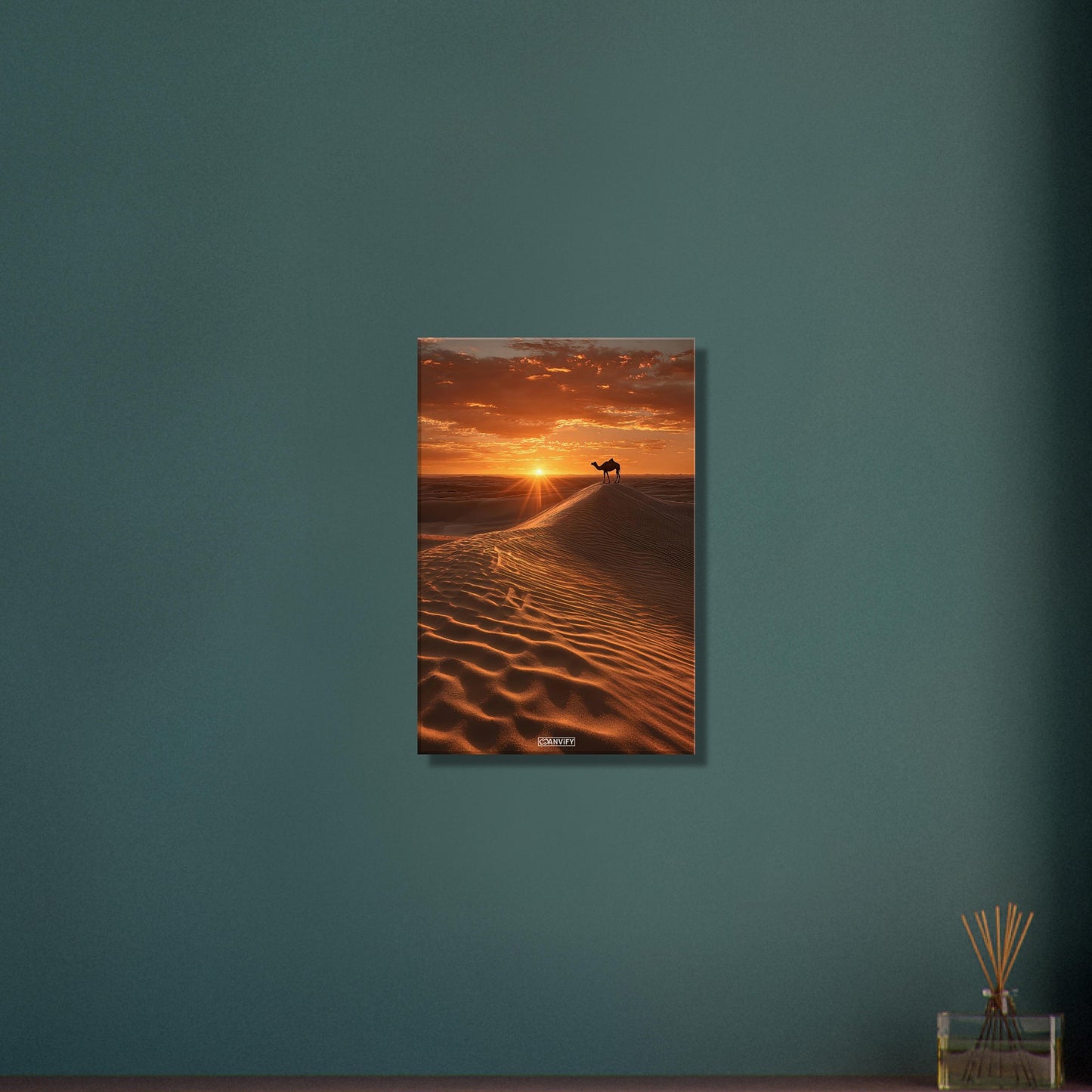 Dromedar in der Wüste im Sonnteruntergang auf einer Leinwand