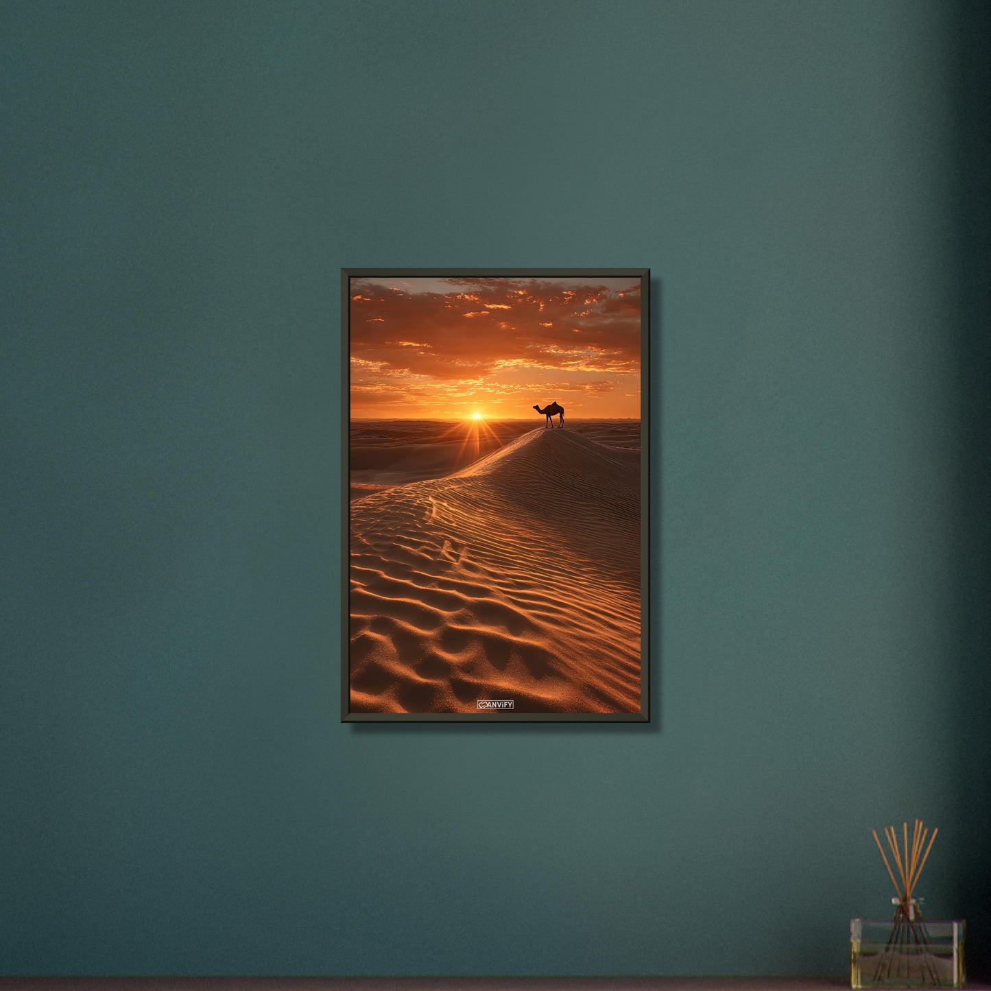 Dromedar in der Wüste im Sonnteruntergang auf einem Poster im Metallrahmen