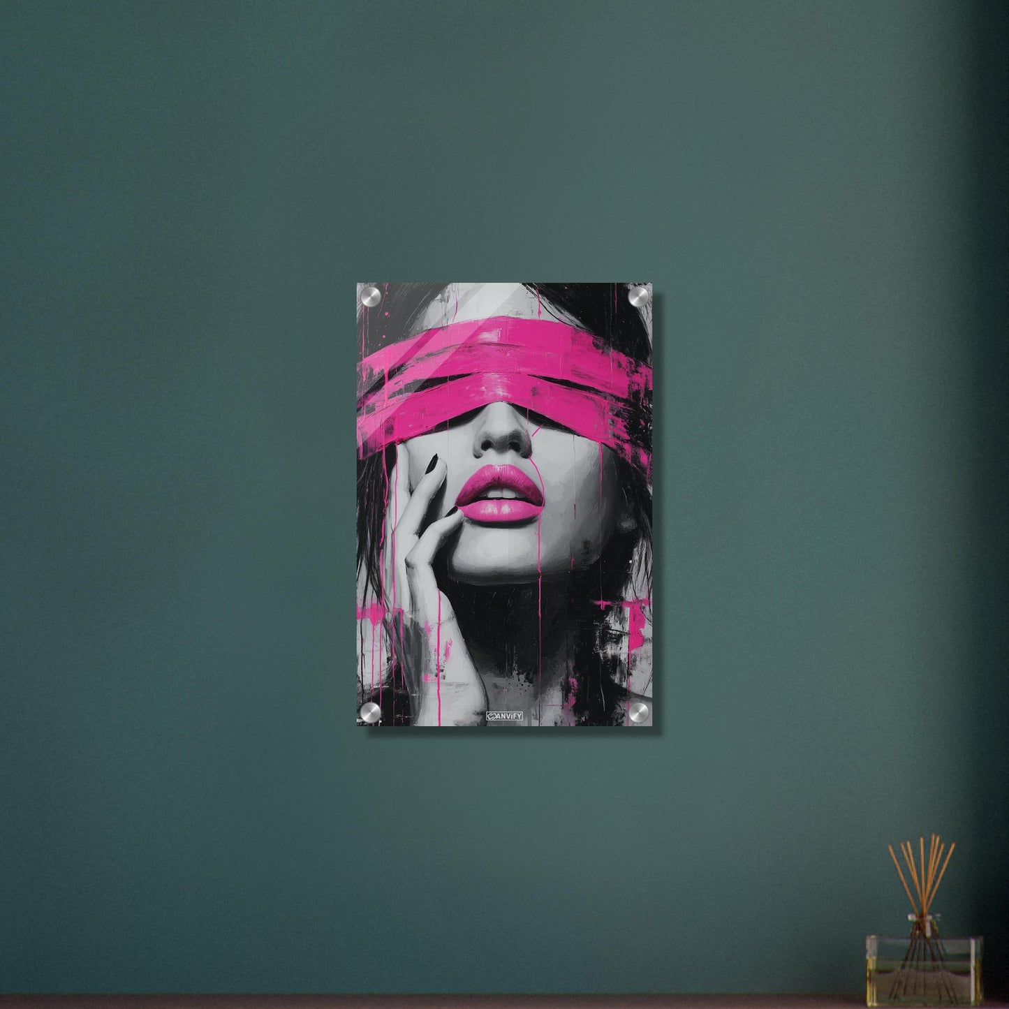 Frau mit verbundenen Augen und pinken Lippen auf einem Acrylbild