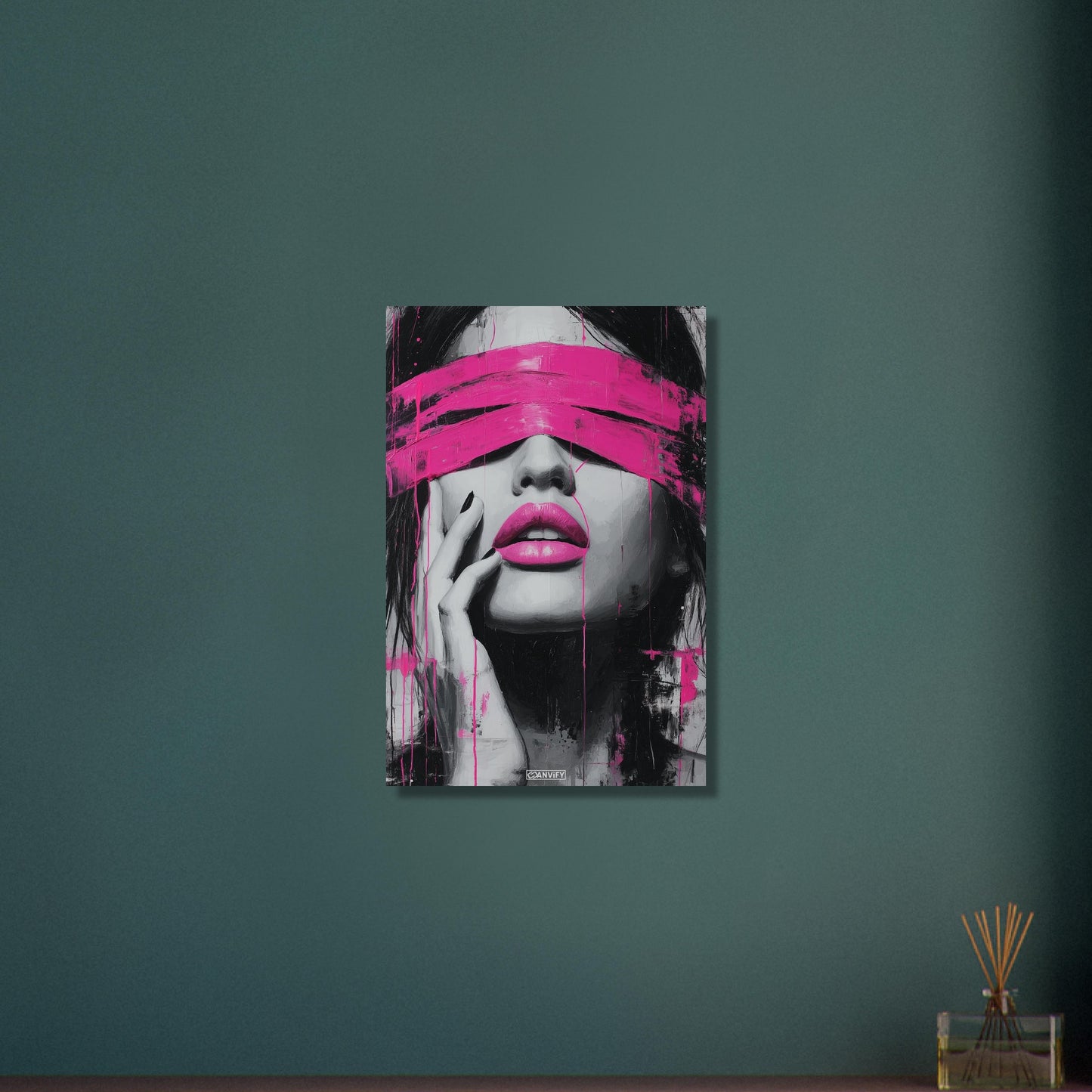 Frau mit verbundenen Augen und pinken Lippen auf Aluminium