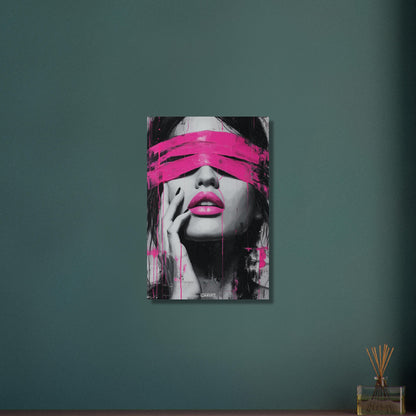 Frau mit verbundenen Augen und pinken Lippen auf Aluminium