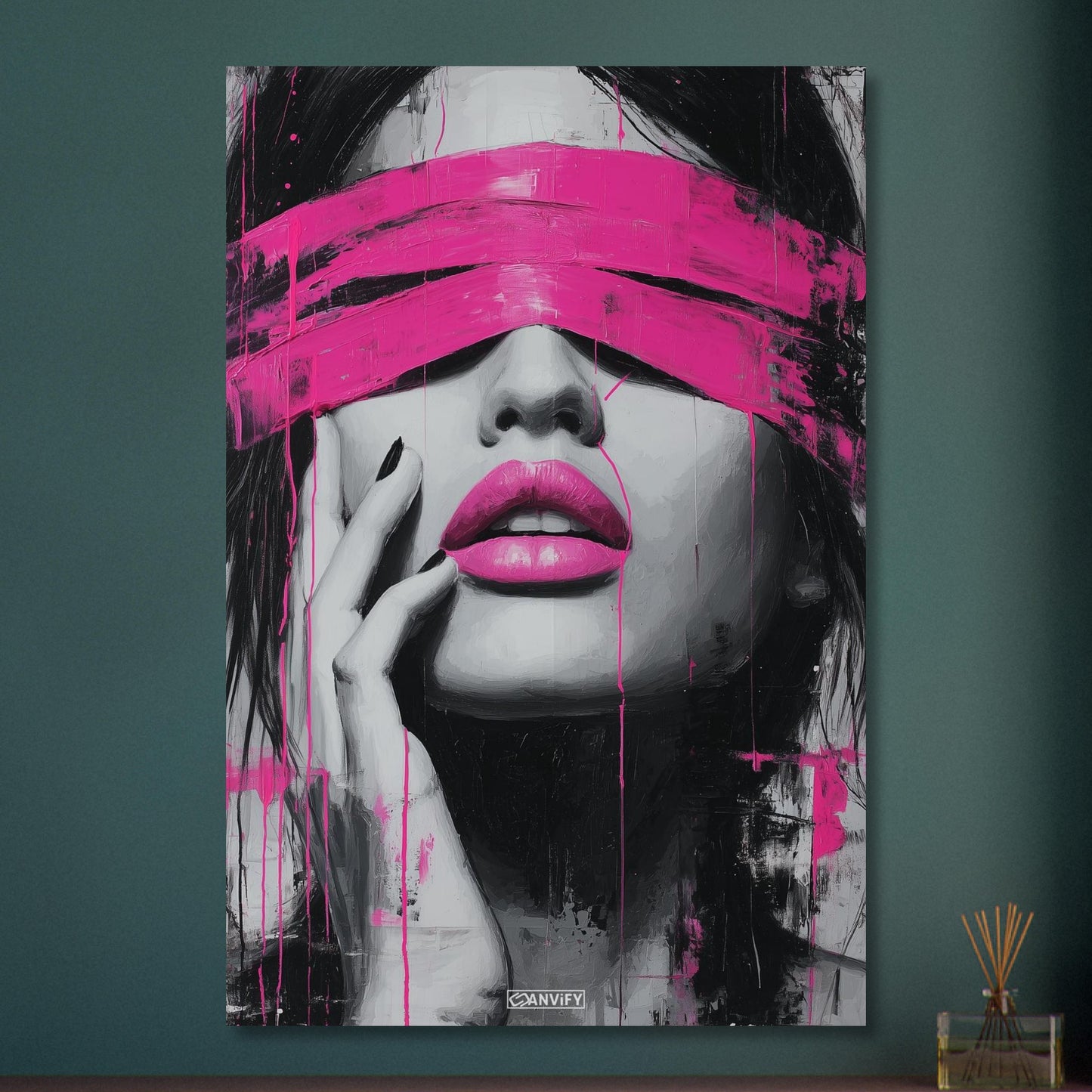 Frau mit verbundenen Augen und pinken Lippen auf Aluminium