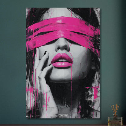 Frau mit verbundenen Augen und pinken Lippen auf Aluminium